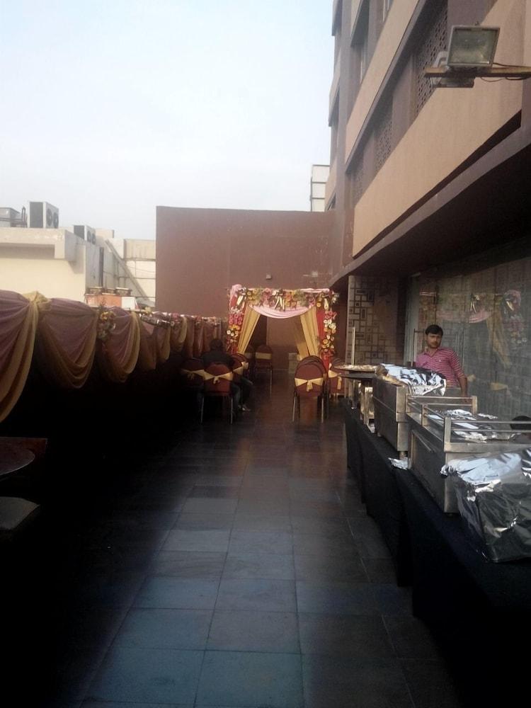 Caspia Hotel New Delhi Экстерьер фото