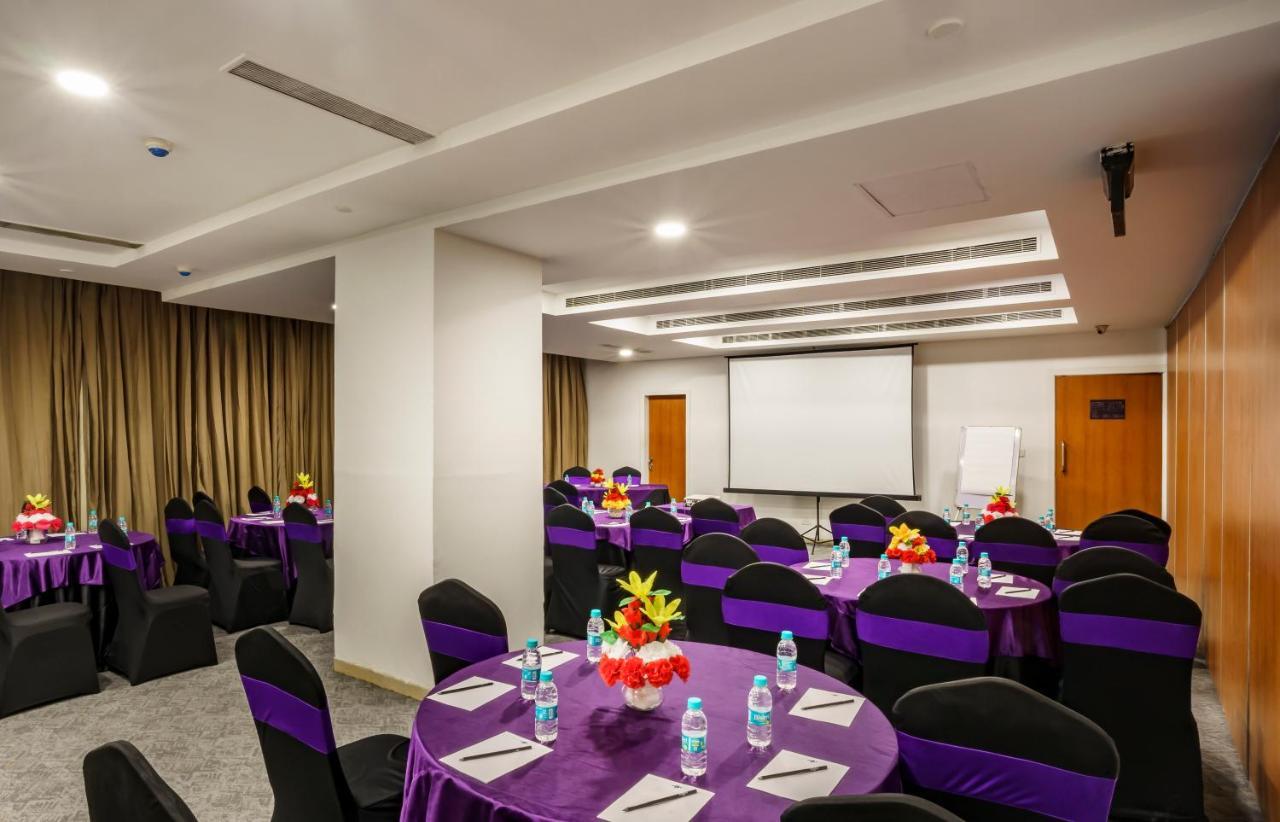 Caspia Hotel New Delhi Экстерьер фото