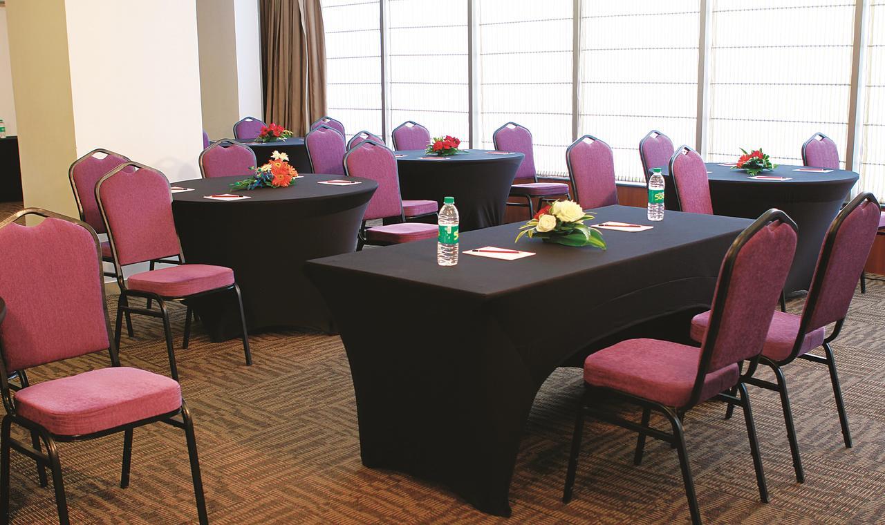 Caspia Hotel New Delhi Экстерьер фото
